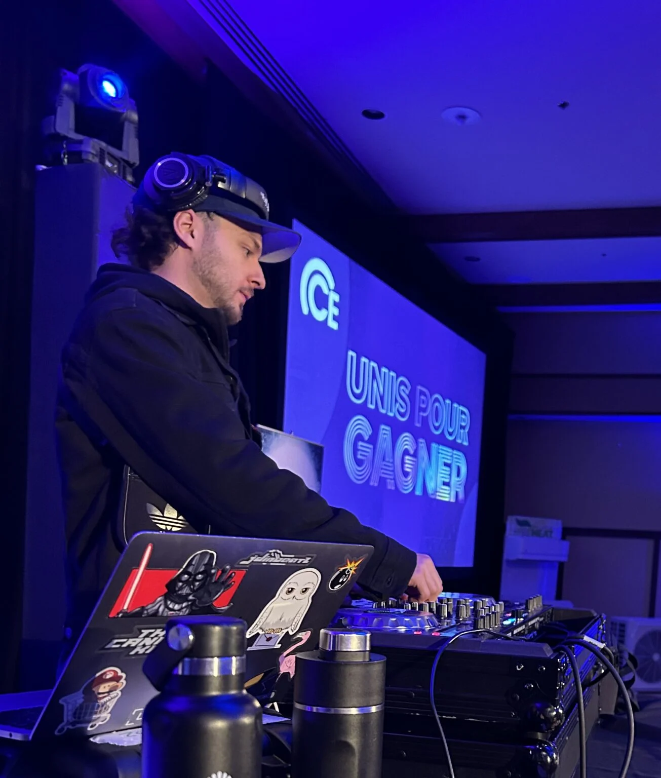 JDiN Beatz performing behind the decks